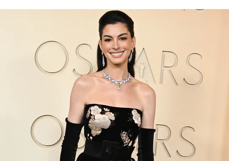 Anne Hathaway Mengaku Hampir Buta Selama 10 Tahun Akibat Katarak