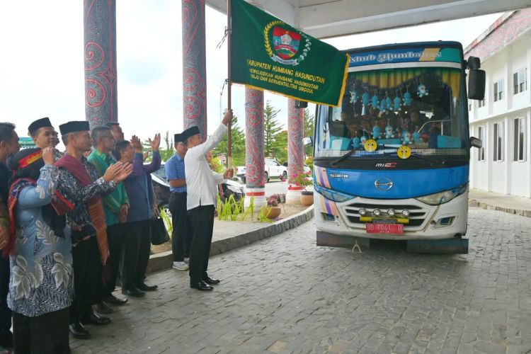 Bupati Humbahas Berangkatkan Kafilah MTQ ke Sumut, Serahkan Hibah Rp60 Juta