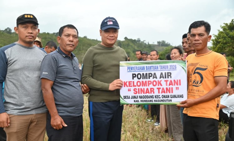 Bupati Humbahas Serahkan Bantuan Pompa Air untuk Petani