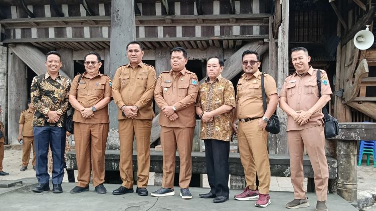 Disambut Adat Nias, Wabup Mentawai Kunjungi Desa Bawomataluo Bersejarah