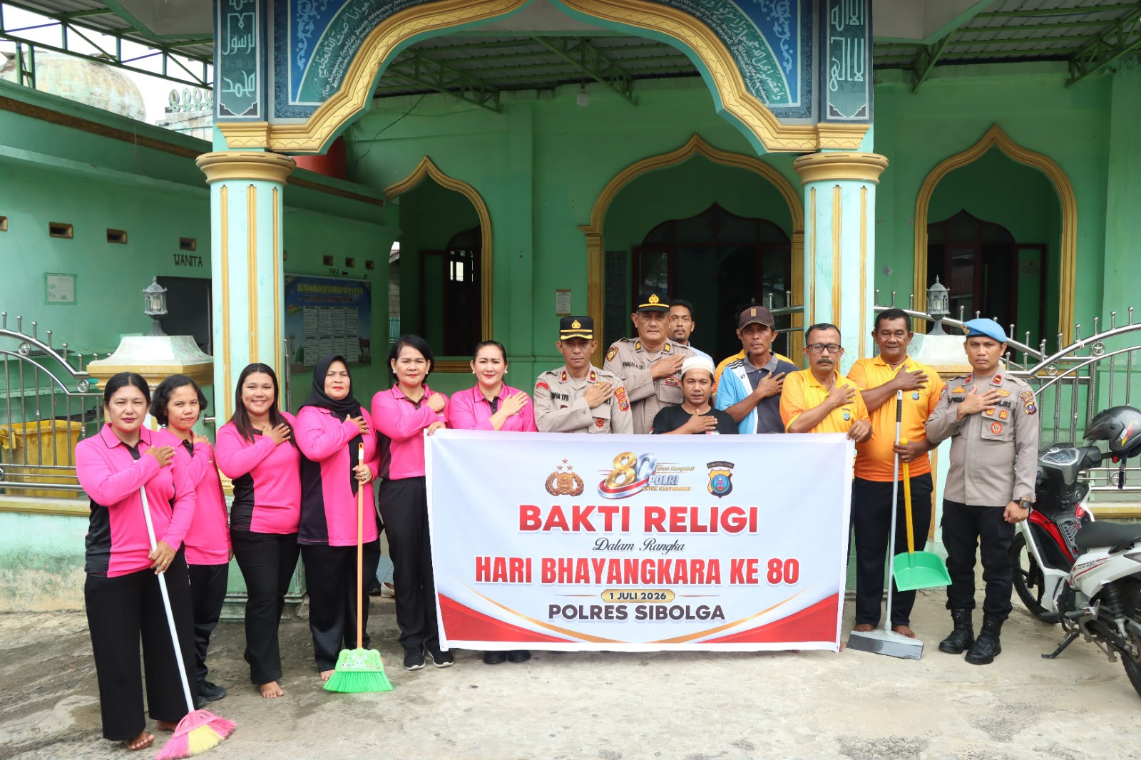 Polres Sibolga Bersihkan Masjid Sambut HUT Bhayangkara ke-80