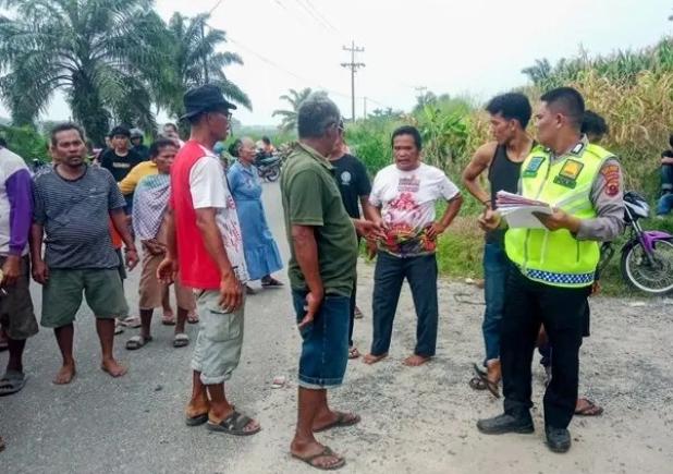 Dua Sepeda Motor Bertabrakan di Kuala Tanjung, 4 Orang Luka-Luka