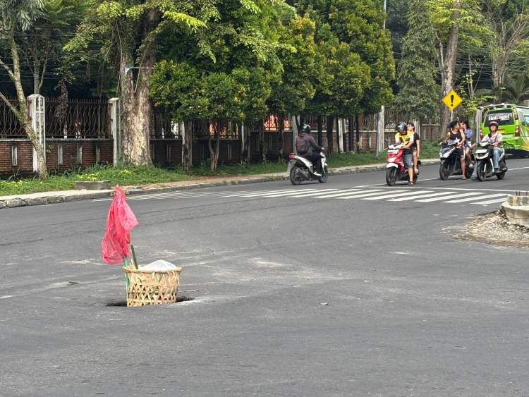 Lubang Menganga di Simpang Sangnaualuh Siantar Belum Diperbaiki, Pengendara Terancam Bahaya
