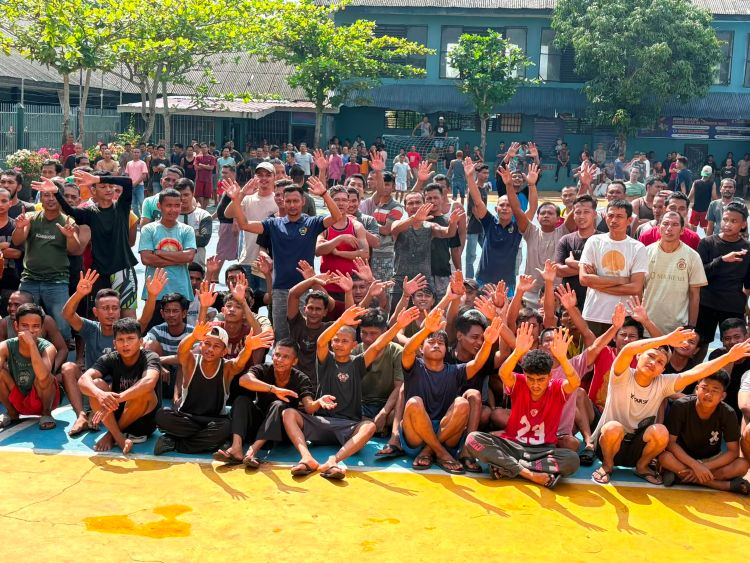 Antusias warga binaan mengikuti panggung hiburan bersama di lingkungan Lapas Kelas IIA Labuhan Ruku. (lapaslabuhanruku)