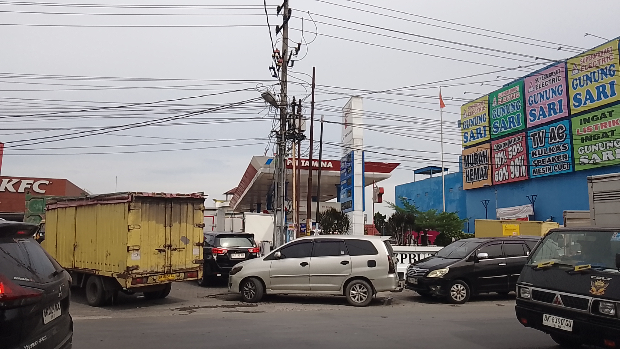 Puluhan Kendaraan Antre Padati SPBU Marelan, Jalur Brayan-Belawan Macet