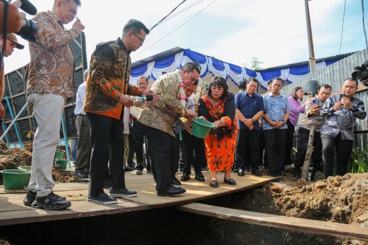 Peletakan Batu Pertama GBI Danau Tondano, Wesly Silalahi Beri 500 Sak Semen