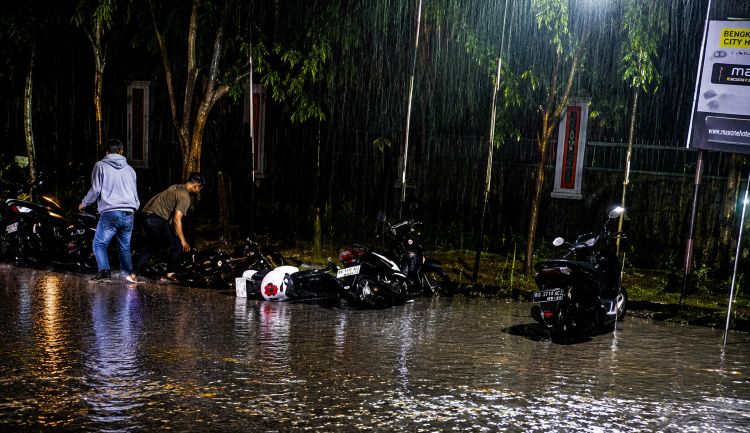 Hujan Deras Genangi Jalan Ade Irma Pematangsiantar, Motor Parkir Tumbang Diterjang Arus