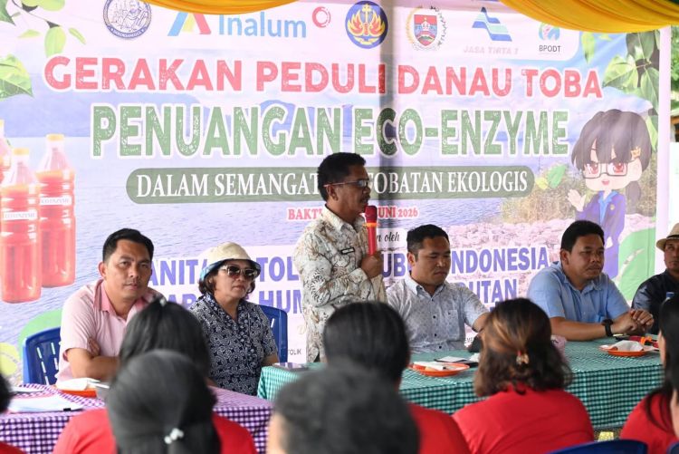 WKRI Humbahas Tuang Eco-Enzyme ke Danau Toba, Dapat Apresiasi Pemkab