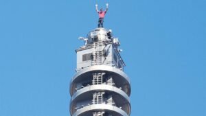 tanpa pengaman, atlet ini panjat gedung pencakar langit setinggi 508 meter