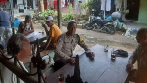 perang lawan judi online, bhabinkamtibmas sambangi warga tanjungbalai utara