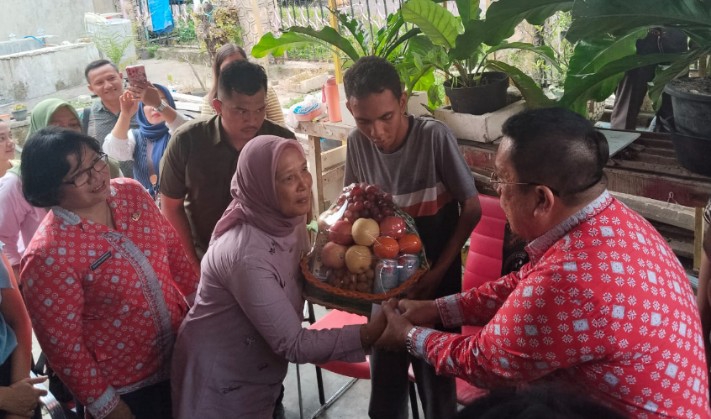 Wesly Silalahi Kunjungi Anak Disablitas Korban Pengeroyokan