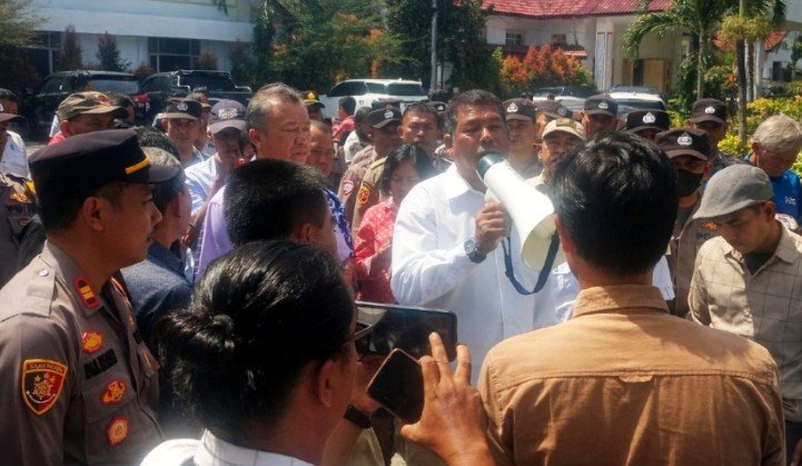 lewat unjuk rasa, jaksa dan dprd siantar diminta usut pembelian eks rumah singgah