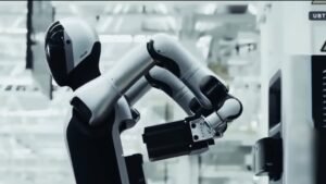 tak perlu manusia, robot humanoid ini bisa ganti baterai mandiri