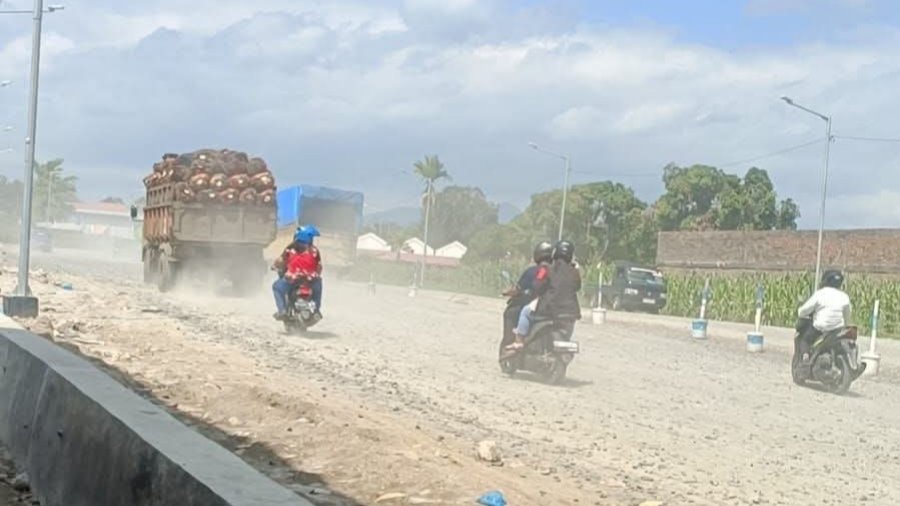 ring road jalan parapat dikeluhkan, debu tebal dan bau menyengat picu kekhawatiran kesehatan