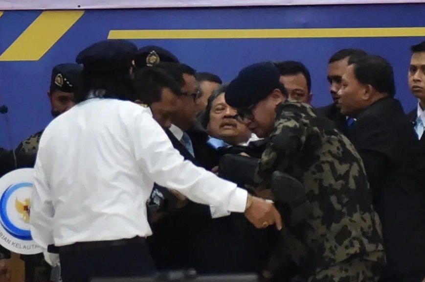 menteri kkp sakti wahyu trenggono stabil usai pingsan saat upacara korban pesawat atr