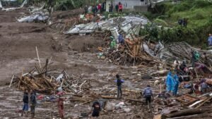 longsor bandung barat tewaskan 8 orang, 82 warga masih dicari