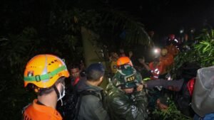 tiga jenazah korban pesawat atr 42-500 ditemukan di gunung bulusaraung