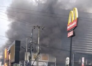 kebakaran hebat landa plaza millenium medan, asap hitam gegerkan warga