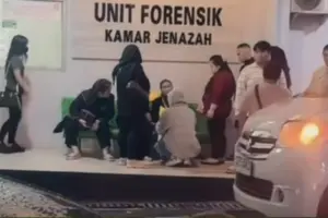 momen reza arap berlutut di hadapan ibu lula lahfah