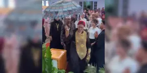 sosok ibu haji banjarmasin viral: rompi emas miliaran dan payung uang jadi pusat perhatian
