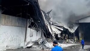 pabrik sandal swallow di medan ludes terbakar