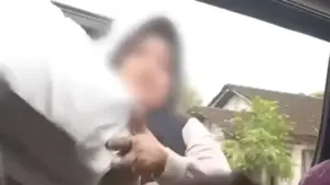 uang diduga hasil pemerasan diantar emak-emak berdaster pakai karung, netizen: “kayak antar beras”
