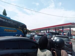 jelang libur imlek 2026, antrean solar mengular di spbu pematangsiantar