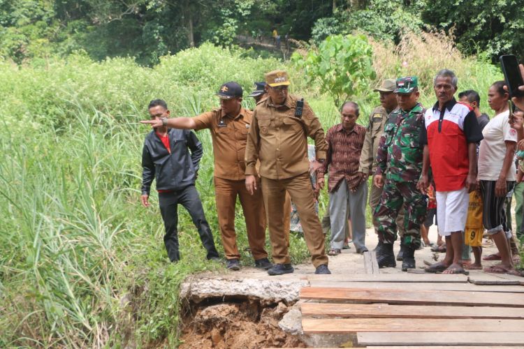 Jembatan Putus Diterjang Banjir, Bupati Taput Langsung Turun ke Garoga