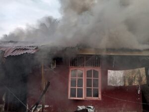 rumah warga di tomuan terbakar, pemadaman masih berlangsung