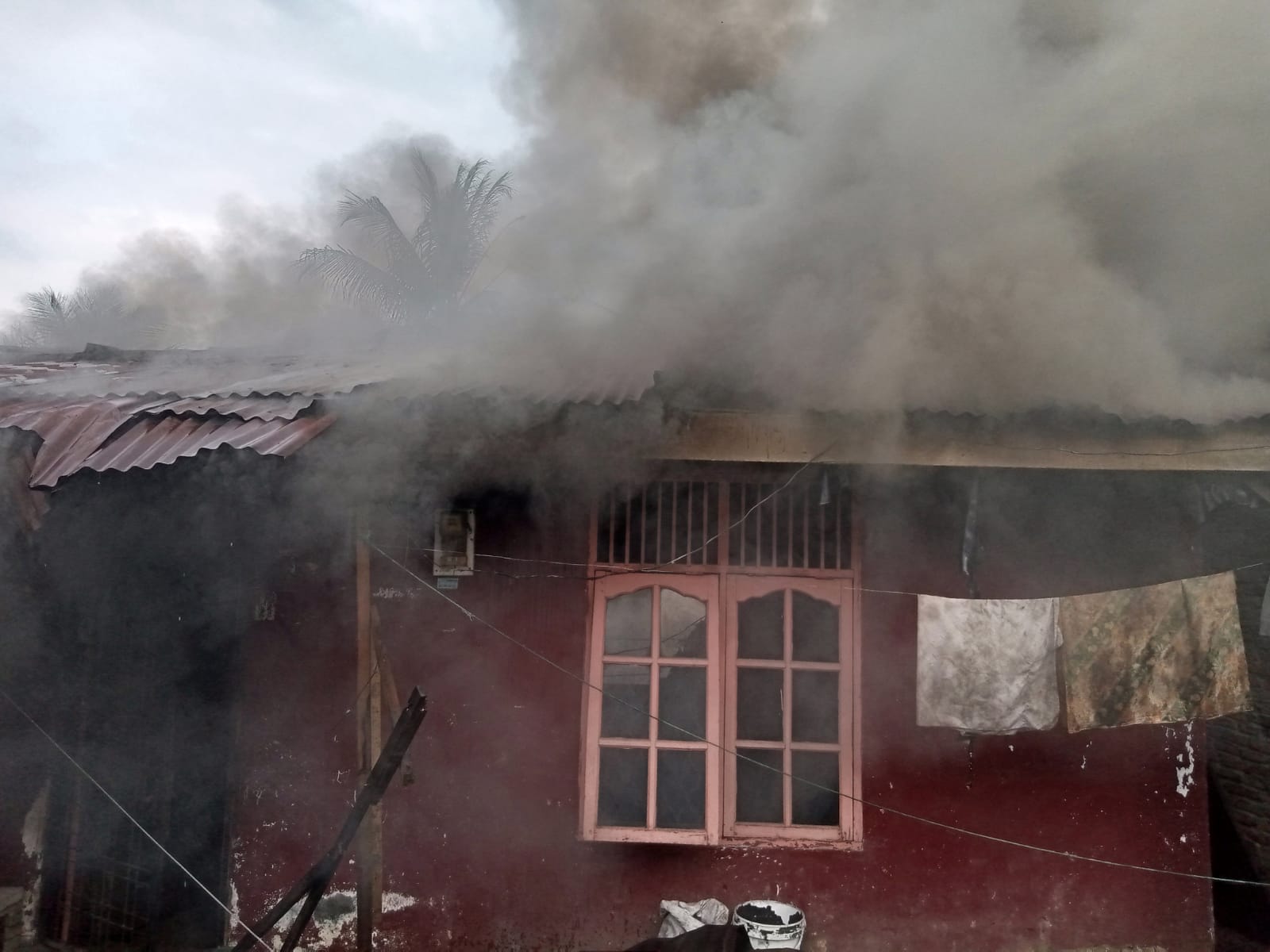 Rumah Warga di Tomuan Terbakar, Pemadaman Masih Berlangsung