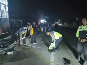 truk tronton hantam motor, bus dan rumah warga