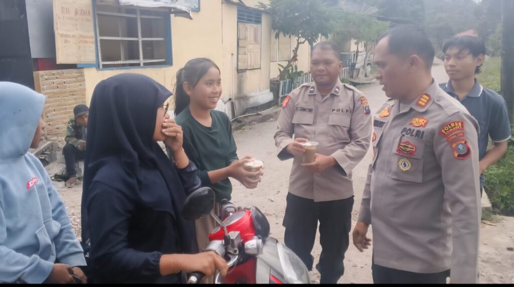 polsek sidikalang kota bagikan 100 takjil ke pengendara