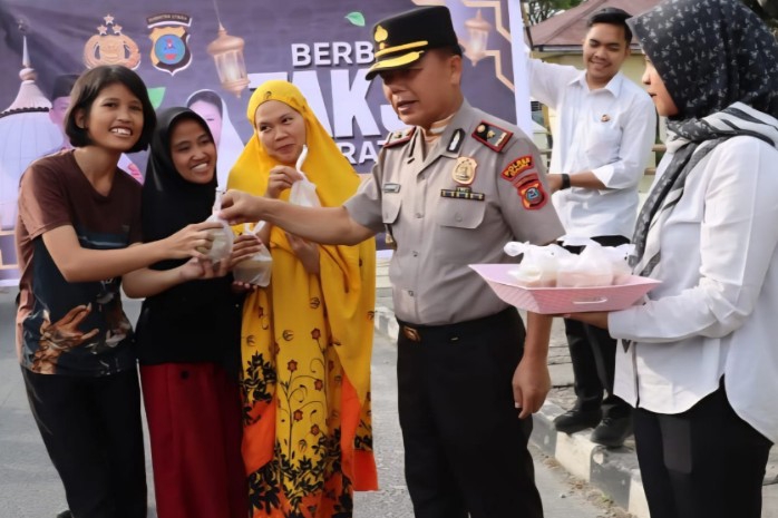 Momen Ramadan, Polres Dairi Salurkan 200 Paket Takjil kepada Pengguna Jalan