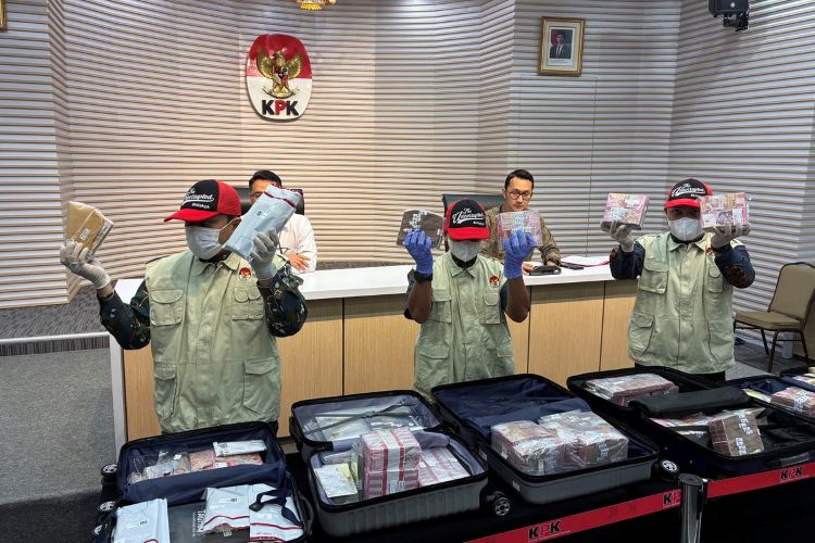 KPK Tahan Pejabat Bea Cukai Terkait Dugaan Suap Impor Barang Tiruan, Sita Rp5 Miliar