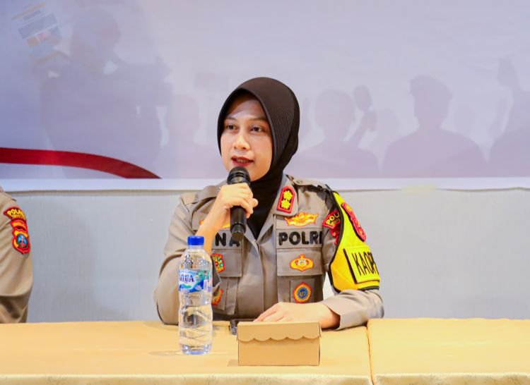 kapolres tebing tinggi temui wartawan, peringati hpn 2026 dengan pemotongan kue