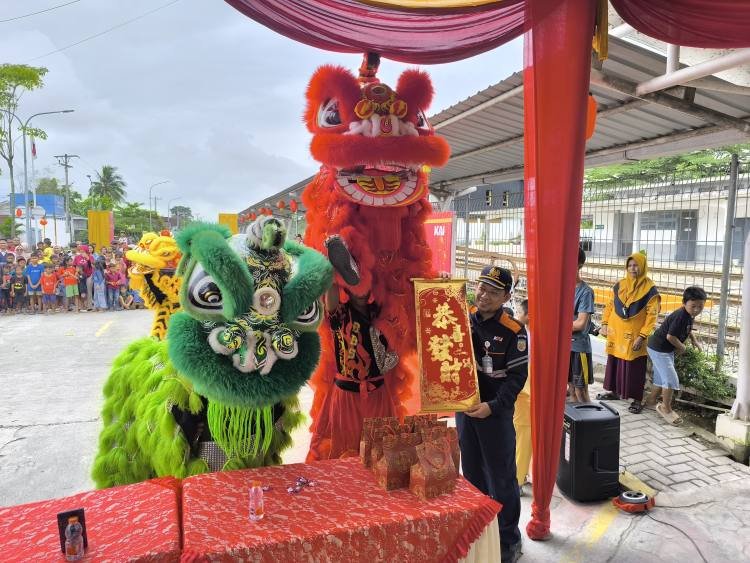 kai divre i sumut hadirkan barongsai di stasiun lubuk pakam rayakan imlek 2026