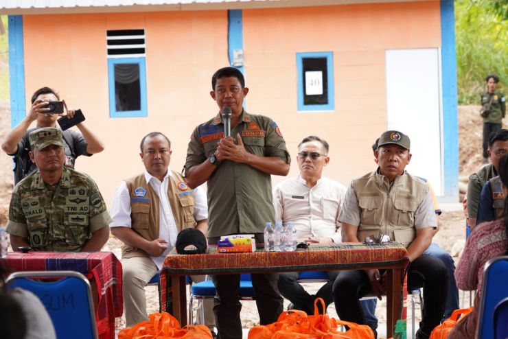 Kepala BNPB Tinjau Huntara dan Salurkan Bantuan bagi Korban Bencana di Tapanuli Utara
