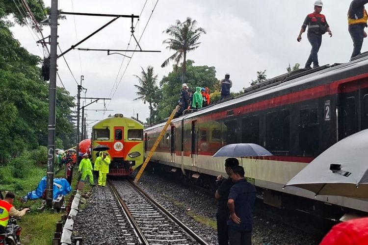 KA Bandara Soetta Tabrak Truk di Poris, Jalur Tangerang Lumpuh