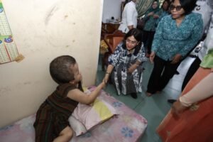 ketua tp pkk siantar kunjungi sukma, penderita hidrosefalus yang terbaring sejak lahir