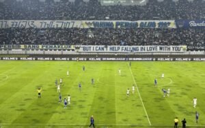 persib bandung kalahkan malut united 2-0, kokoh di puncak  klasemen