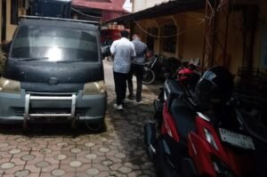 ketua golkar siantar datangi unit tipikor polres, dua jam di dalam ruangan