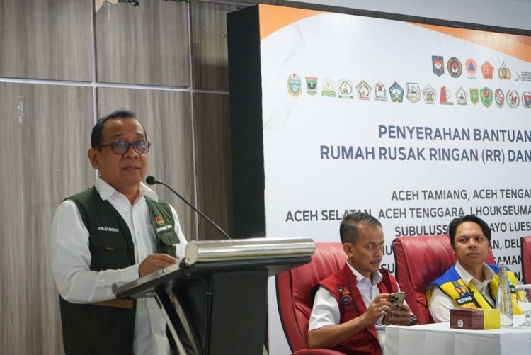Menko PMK Serahkan Stimulan Rumah Rusak di Tarutung, Ini Rinciannya