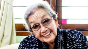 eyang meri dimakamkan di bogor, berdampingan dengan jenderal hoegeng