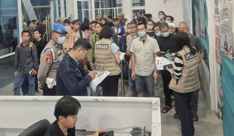 polsek teluk nibung amankan kedatangan 33 wni deportasi dari malaysia