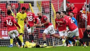 manchester united bungkam tottenham 2-0 di old trafford