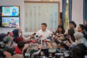 seskab teddy bantah isu prabowo pakai dua pesawat kepresidenan