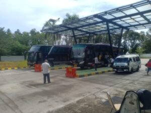 jelang imlek dan ramadhan 2026, arus kendaraan di terminal tanjung pinggir stabil