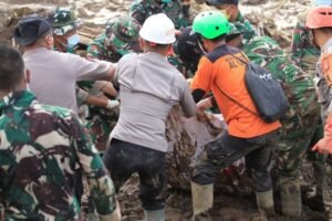 longsor cisarua bandung barat: 83 kantong jenazah dievakuasi, kisah pilu remaja