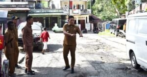 wakil wali kota sibolga tinjau jalan rusak dan sungai pascabencana