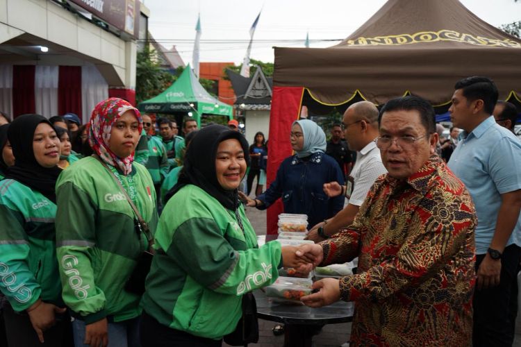 Wesly Silalahi Tinjau Wisata Takjil Kampung QRIS Bank Sumut, UMKM dan Ojol Ikut Meriah
